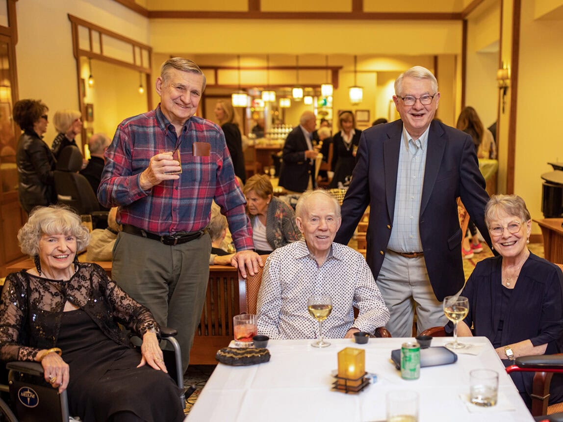 Garlands member enjoying company and drinks in the Robie Lounge