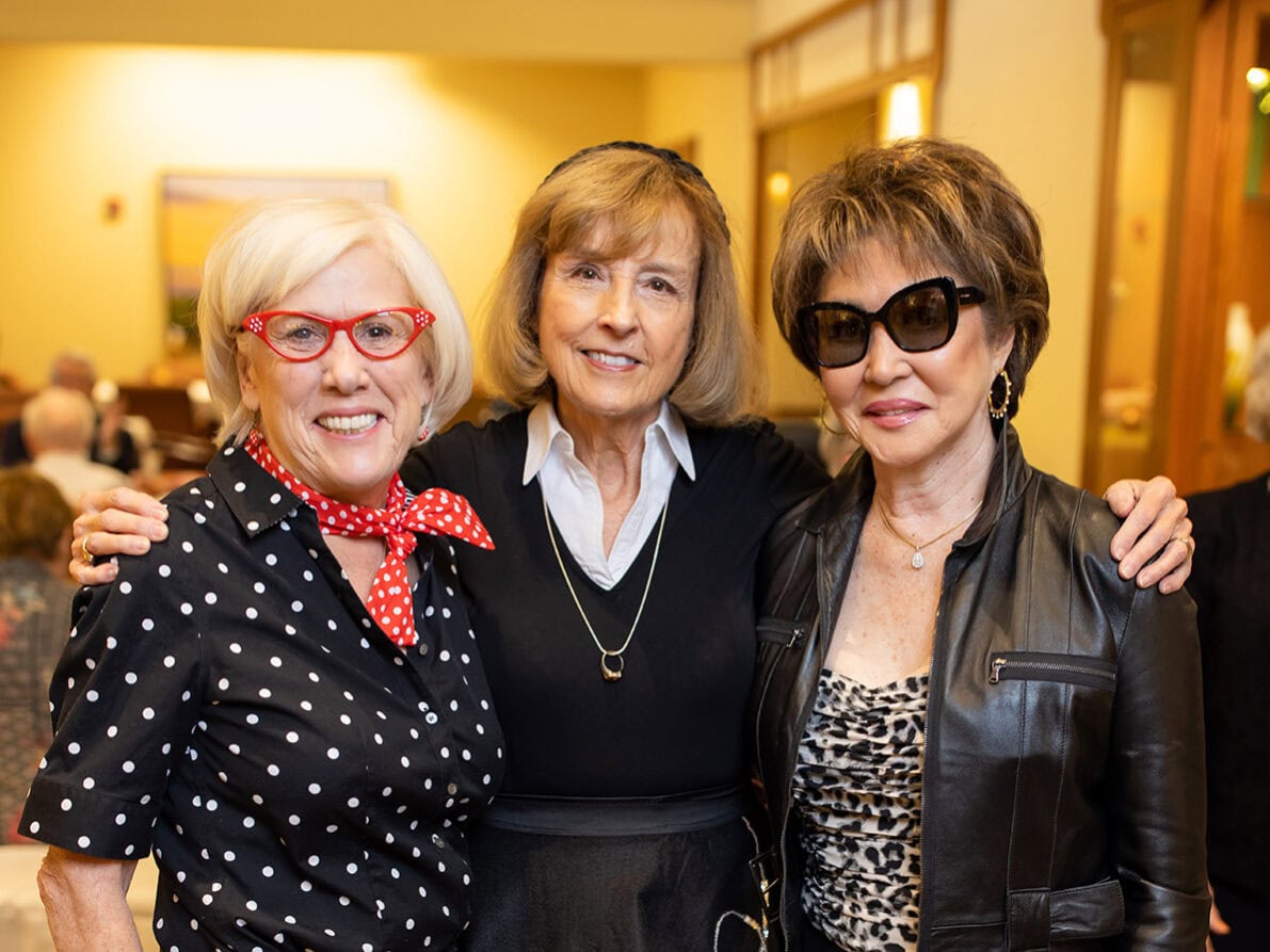 Three garlands members dressed in period pieces